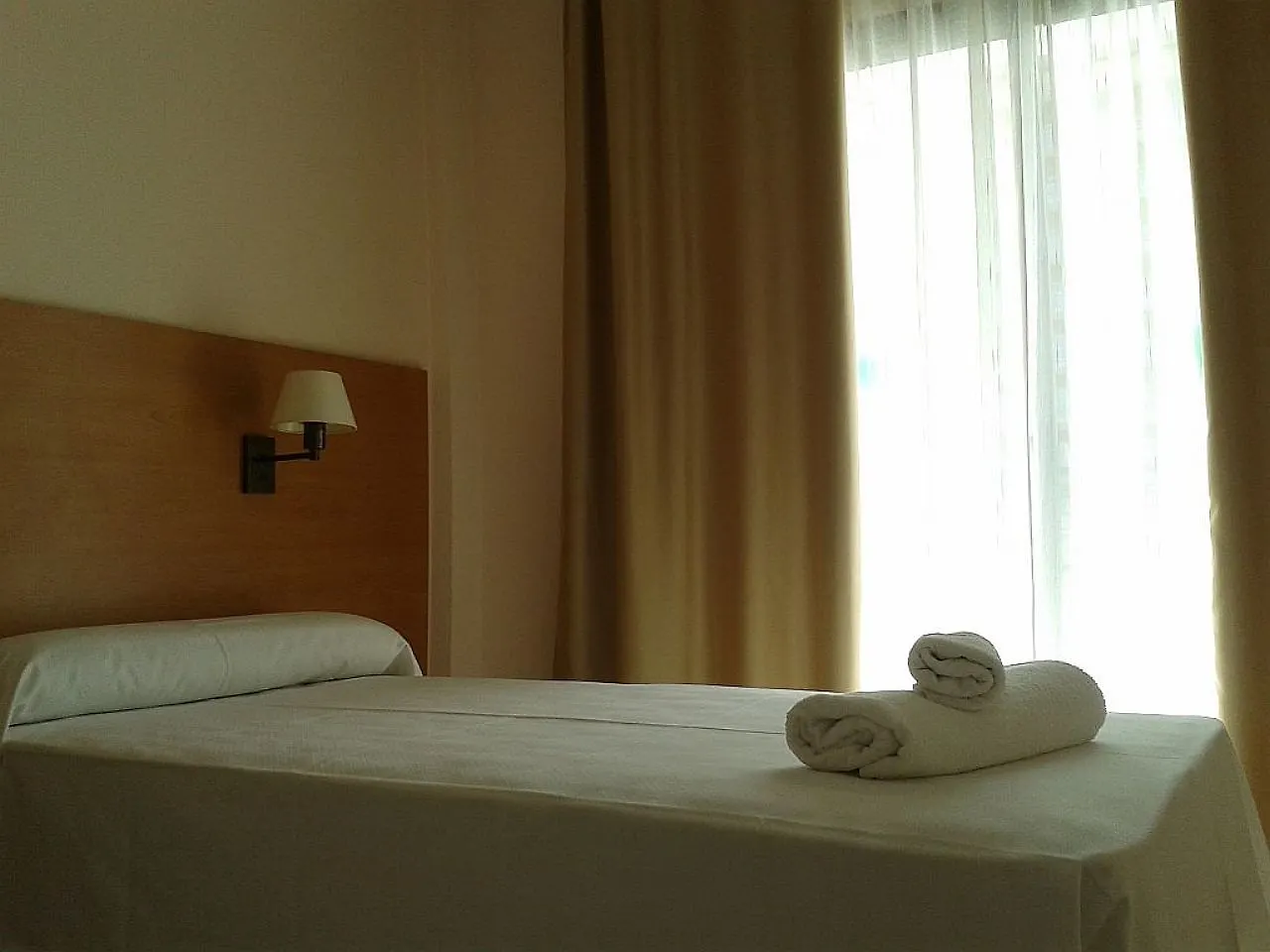 Bay Hotel Roses 2*,